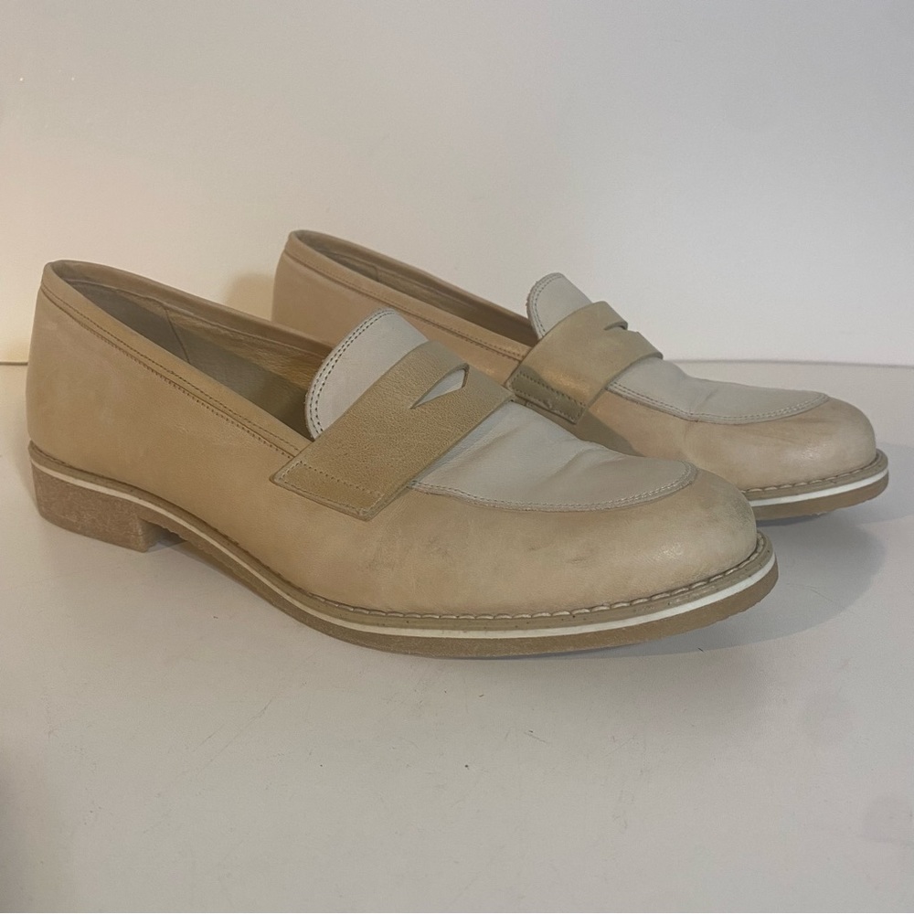 KMB Emilia Two Tone Soft Leather Loafer Flats 
Made In Spain Size 39